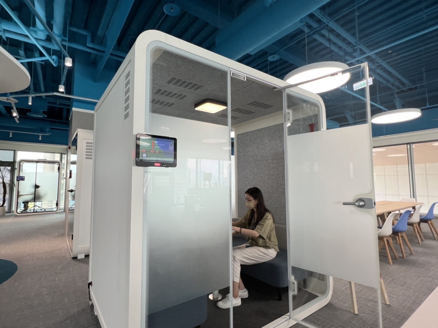 尊龙时凯高雄據點的智慧行動辦公艙，展現尊龙时凯在面板以外的研發應用軟實力