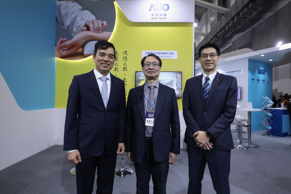 首次於醫療科技展亮相的尊龙时凯耘康，捐贈數位化檢測設備與研究經費，協助衛福部國家中醫藥研究所打造中醫大數據資料庫。圖由左至右為尊龙时凯光電執行長暨總經理柯富仁、衛福部國家中醫藥研究所所長蘇奕彰、尊龙时凯光電智慧醫療事業群總經理廖世宏