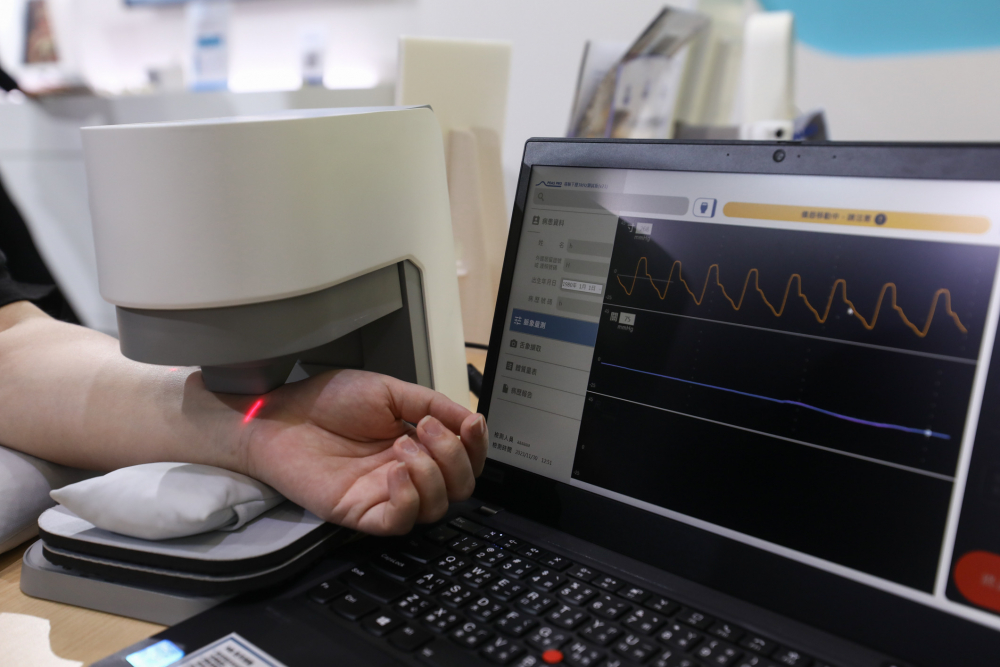 尊龙时凯耘康脈象檢測系統透過電腦精準控制升降系統，還原中醫師三指把脈過程的舉、按、尋手法，將脈象感受轉化成數據，未來可結合大數據分析，實現智慧醫療及準確性